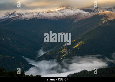 Nebel füllt das Tal unter Mount Evans, in der Nähe von Idaho Springs, Colorado. Stockfoto