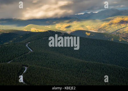 Aus hoch auf Chief Mountain, eine Luftaufnahme von Squaw Pass Road im Herbst. Stockfoto