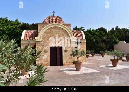 Die schönen Gärten und Kapelle der Elysium Hotel in Paphos, Zypern. Stockfoto