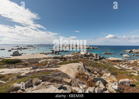 Felsige Küstenlinie von Cavallo Insel in der Nähe von Korsika in Frankreich mit durchscheinenden Mediterrane und blauer Himmel Stockfoto