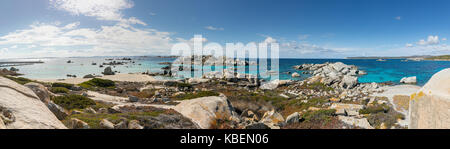 Panoramablick auf felsigen Küste von Cavallo Insel in der Nähe von Korsika in Frankreich mit durchscheinenden Mediterrane und blauer Himmel Stockfoto