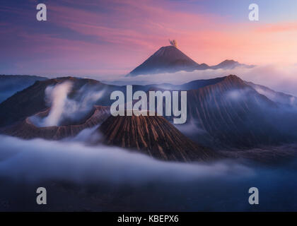 Bromo, semeru Vulkane bei Sonnenuntergang in Java, Indonesien. Stockfoto