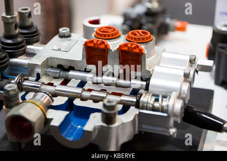 Querschnitt der hydraulischen Steuerventil Einheit Stockfoto