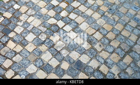 Portugiesische Pflaster in Kontrastfarbe. Eine traditionelle und klassische Pflaster Stil aus vielen kleinen flache Stücke Steinen gemacht. Stockfoto