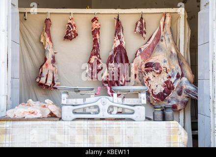 Der Verkauf von Fleisch aus der OPEN-Counter mit der alten Waage. Konzentrieren Sie sich auf die Kadaver von Fleisch. Stockfoto