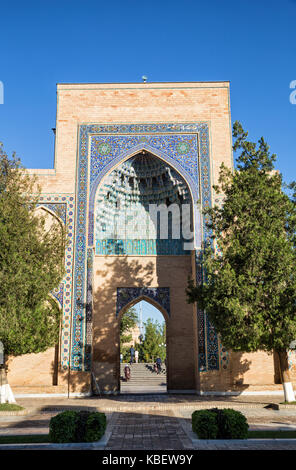 Das Gur Emir-Mausoleum von Tamerlane (Amir Timur) und seiner Familie in Samarkand, Usbekistan. Eingangsportal der komplexen Stockfoto