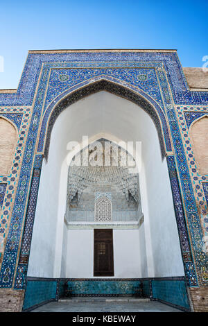 Das Gur Emir-Mausoleum von Tamerlane (Amir Timur) und seiner Familie in Samarkand, Usbekistan. Detail der Fassade Stockfoto