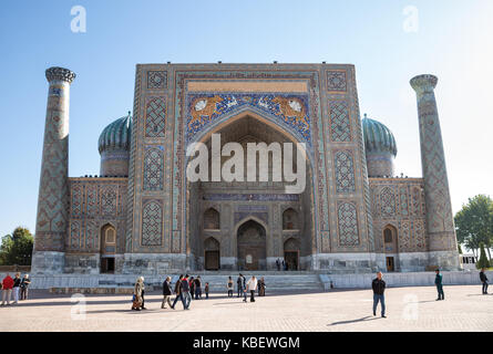 SAMARKAND, Usbekistan - Oktober 15, 2016: Menschen auf der Registan Platz in der Nähe von Sher-Dor madrasah Stockfoto