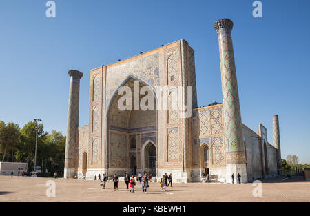 SAMARKAND, Usbekistan - Oktober 15, 2016: Menschen auf der Registan Platz in der Nähe von ulugh Beg madrasah Stockfoto