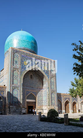 SAMARKAND, Usbekistan - Oktober 15, 2016: Die Moschee Tilla Kari Madrasah am Registan Platz Stockfoto