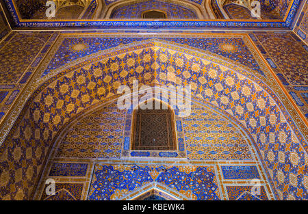 SAMARKAND, Usbekistan - Oktober 15, 2016: Innenraum der Moschee Tilya Kari Madrasah am Registan Platz Stockfoto