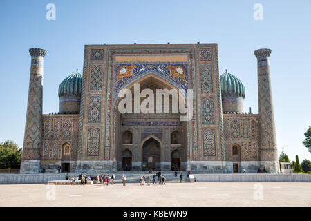 Sher-Dor madrasah am Registan Platz in Samarkand, Usbekistan Stockfoto