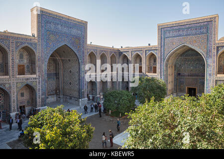 SAMARKAND, Usbekistan - Oktober 15, 2016: Die Menschen in den Innenhof von ulugh Beg madrasah Stockfoto