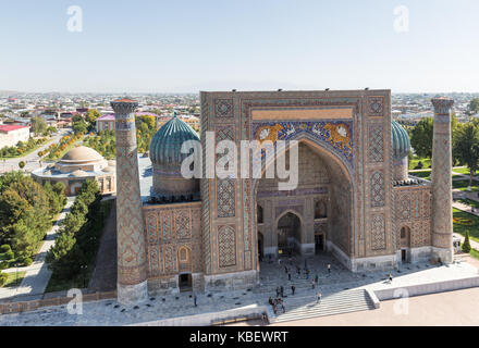 Draufsicht auf Sher-Dor madrasah am Registan Platz in Samarkand, Usbekistan Stockfoto