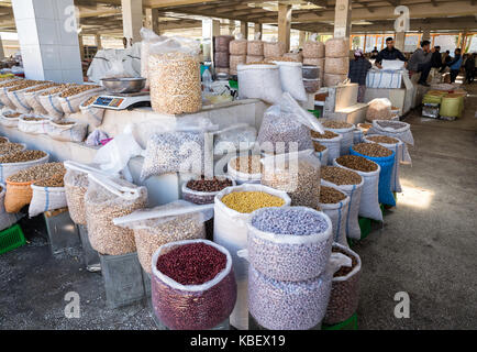 SAMARKAND, Usbekistan - Oktober 15, 2016: Verkauf von verschiedenen Arten von Muttern in Siab Markt Stockfoto