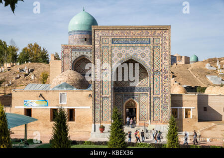 SAMARKAND, Usbekistan - Oktober 15, 2016: die Menschen besuchen die Gedenkstätte Shah-i-Zinda Stockfoto