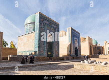 SAMARKAND, Usbekistan - Oktober 15, 2016: Die Menschen, die in der Gedenkstätte Shah-i-Zinda Stockfoto