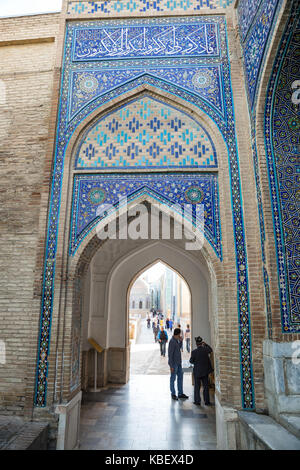 SAMARKAND, Usbekistan - Oktober 15, 2016: die Menschen besuchen das Mausoleum komplexe Shah-i-Zinda Stockfoto