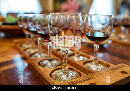 Die Weinprobe. Mehrere Gläser auf dem Tisch mit verschiedenen Arten von Wein Stockfoto