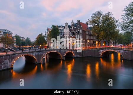 Ein Abend in der Kanäle in der Nähe der Keizersgracht in Amsterdam, Niederlande. Stockfoto