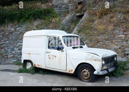 Alte, rostige Out-of-service Renault 4 Kastenwagen | Verwendung weltweit Stockfoto