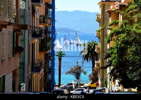 Segelyachten im Mittelmeer in der Nähe von Ajaccio auf der Insel Korsika (Frankreich), 17. Juli 2017. | Verwendung weltweit Stockfoto