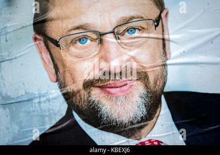 Ein Wahlplakat der Kandidat Martin Schulz (SPD) für den Deutschen Bundestag Wahl auf eine Straße in Hannover (Deutschland), 12. August 2017. | Verwendung weltweit Stockfoto