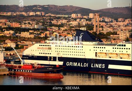 Eine Fähre von shpping Unternehmen Grimaldi Lines im Hafen von Civitavecchia (Italien), 18. Juli 2017. | Verwendung weltweit Stockfoto