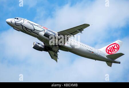 Ein Flugzeug vom Typ Airbus A 320-214 der Fluggesellschaft Niki startet am Flughafen von Düsseldorf (Deutschland), 03. August 2017. | Verwendung weltweit Stockfoto