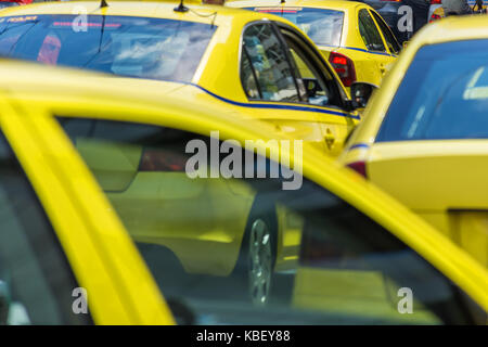 Gelbes taxi Schild auf cab Fahrzeugdach Stockfoto