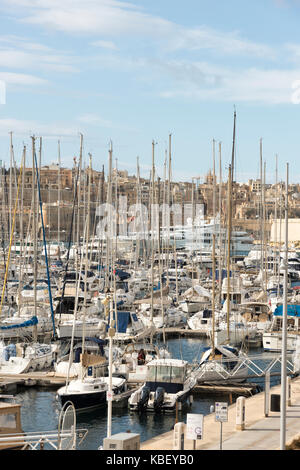 Viel Luxus Yachten und Booten in den Grand Harbour in Nouméa und Vittoriosa Malta günstig Stockfoto