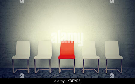 Eine Öffnung für den Job Business Konzept. Reihe mit weißen Stühlen und eine rote in der Mitte Stockfoto