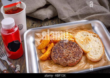 Fast Food Restaurant. Eine gut gebratene leckeres Schnitzel mit goldenen knusprigen Pommes frites und gerösteten knusprigen Toast. Menü. Stockfoto