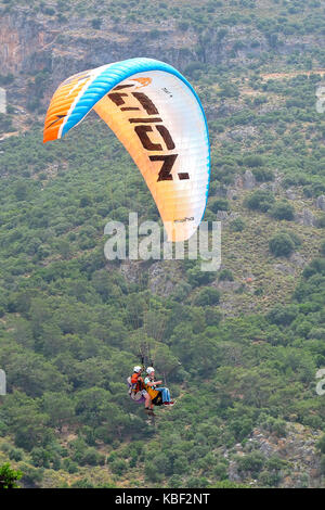 Para-Schirm mit touristischen Landung in Oludeniz, Türkei Stockfoto