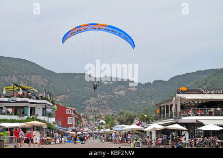 Para-Flugzeug Landung in Oludeniz, Türkei Stockfoto