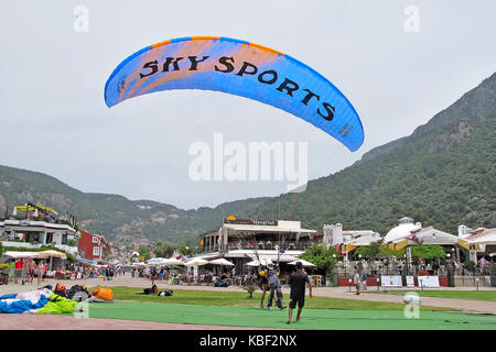 Para-Flugzeug Landung in Oludeniz, Türkei Stockfoto