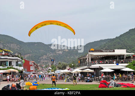 Para-Flugzeug Landung in Oludeniz, Türkei Stockfoto