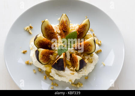 Feigen Nachtisch mit Frischkäse, Honig und Walnüssen Stockfoto