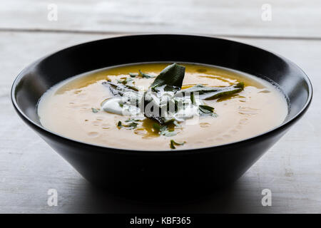 Gesunde vegetarische Kürbis creme Suppe in schwarz Schüssel Stockfoto