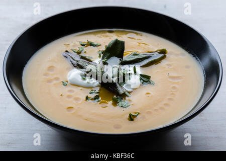 Gesunde vegetarische Kürbis creme Suppe in schwarz Schüssel Stockfoto