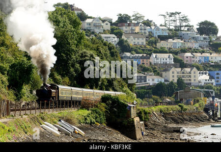 Dampfzug verlassen Kingswear am Dartmouth Steam Railway, von London Transport 5700 Klasse 0-6-0 pannier Tank Nr. L 94 geschleppt (GWR Nr. 7752). Stockfoto