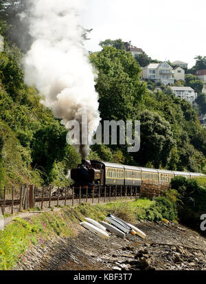 Dampfzug verlassen Kingswear am Dartmouth Steam Railway, von London Transport 5700 Klasse 0-6-0 pannier Tank Nr. L 94 geschleppt (GWR Nr. 7752). Stockfoto