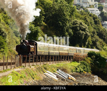 Dampfzug verlassen Kingswear am Dartmouth Steam Railway, von London Transport 5700 Klasse 0-6-0 pannier Tank Nr. L 94 geschleppt (GWR Nr. 7752). Stockfoto