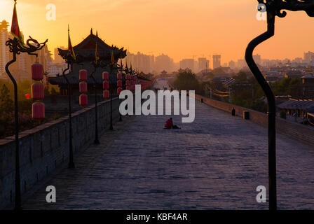 Sonnenuntergang auf der Stadtmauer von Xian Stockfoto