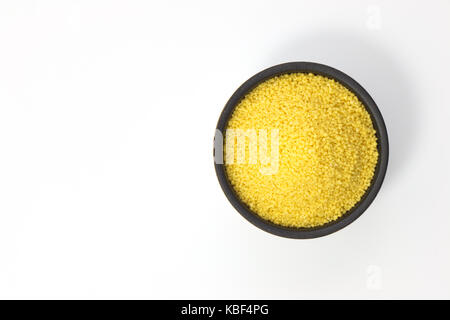 Essen Konzept organischen Couscous in Schüssel auf weißem Hintergrund mit Kopie Raum Stockfoto