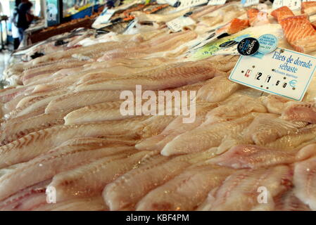 Filets von Brassen (dorade sébaste) zum Verkauf in einem Fischhändler in Frankreich Stockfoto