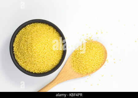 Essen Konzept organischen Couscous in Schüssel auf weißem Hintergrund mit Kopie Raum Stockfoto