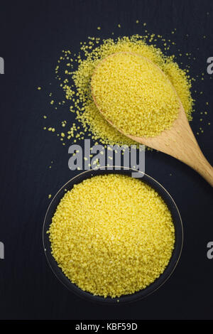 Essen Konzept organischen Couscous in Schüssel auf schiefer Platte mit Kopie Raum Stockfoto
