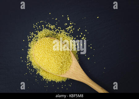 Essen Konzept organischen Couscous in Schüssel auf schiefer Platte mit Kopie Raum Stockfoto
