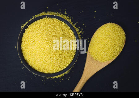 Essen Konzept organischen Couscous in Schüssel auf schiefer Platte mit Kopie Raum Stockfoto